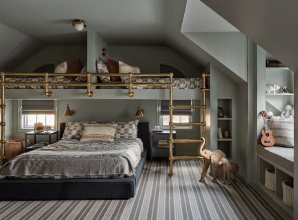 Kamar dengan sentuhan vintage, dinding berpanel kayu, dan hiasan antik